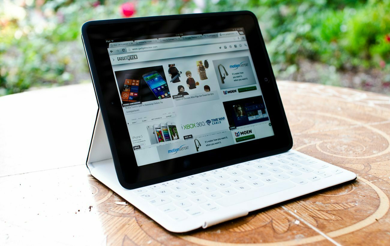 Logitech FabricSkin Keyboard Folio for iPad Review