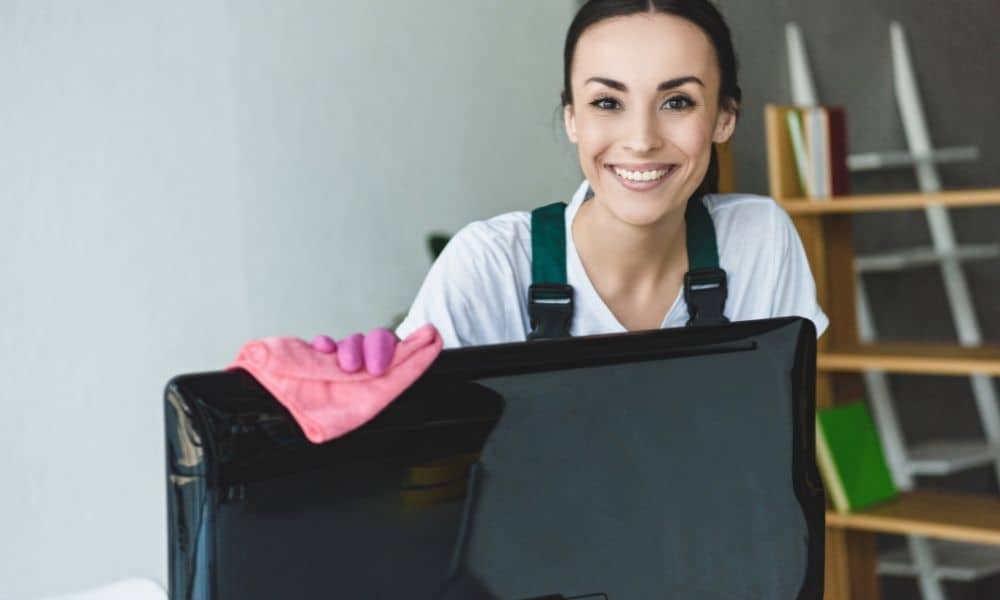 How to Clean a Monitor Without Streaks