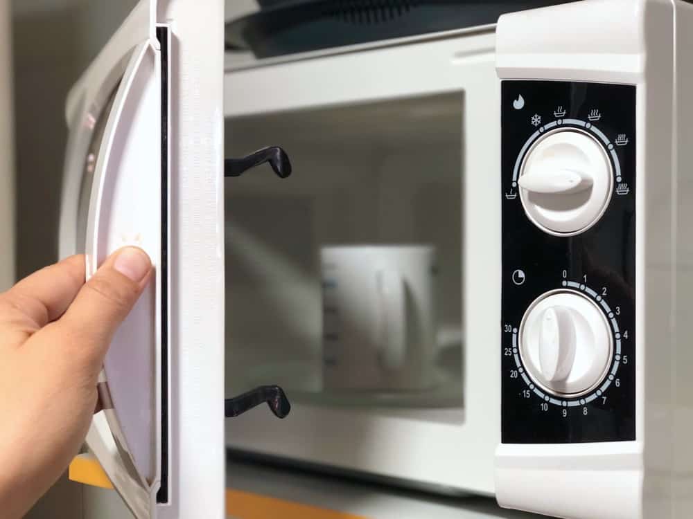 How to Remove Scratches From Black Plastic Microwaves