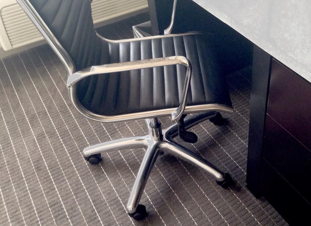 How to Replace the Gas Lift of an Office Chair