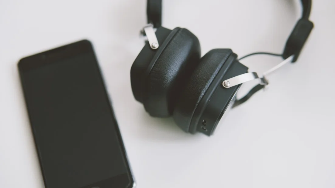 What Is The Difference Between Wireless and Bluetooth Headphones?